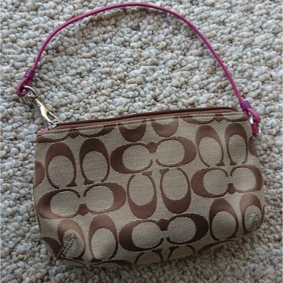 Coach pink wristlet wallet big C logo Signature Collection - Picture 3 of 9